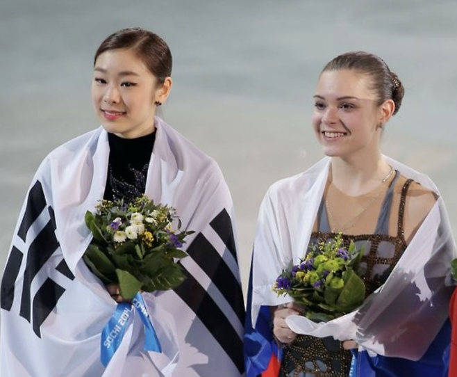 (왼쪽부터) 소치동계올림픽 플라워세리머니 후 김연아와 소트니코바.  / 사진=연합뉴스