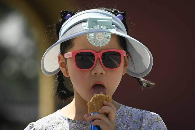 지난달 30일(현지시간) 중국 베이징에서 한 어린이가 무더위 속에 아이스크림을 먹고 있다./AFPBBNews=뉴스1