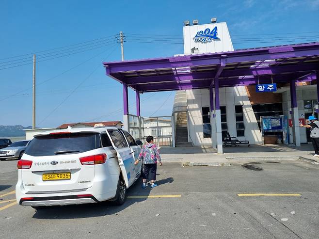 전남 신안군이 농림축산식품부에서 주관하는 농촌형 교통모델사업 평가에서 우수 지자체로 선정됐다./ 신안군