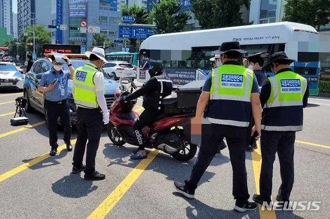 [인천=뉴시스] 이륜차 교통법규 위반행위 단속. (사진=인천 계양경찰서 제공)