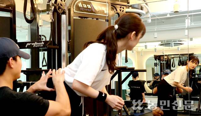 서울 강남에서 개인운동강습(피티)숍을 운영하는 김기현 니드핏 대표(왼쪽)가 기자의 데드리프트 자세를 교정해주고 있다. 데드리프트는 엉덩이를 뒤로 빼 체중을 앞쪽으로 실리게 하고 등을 일직선으로 만드는 게 중요하다. 김병진 기자 fotokim@nongmin.com