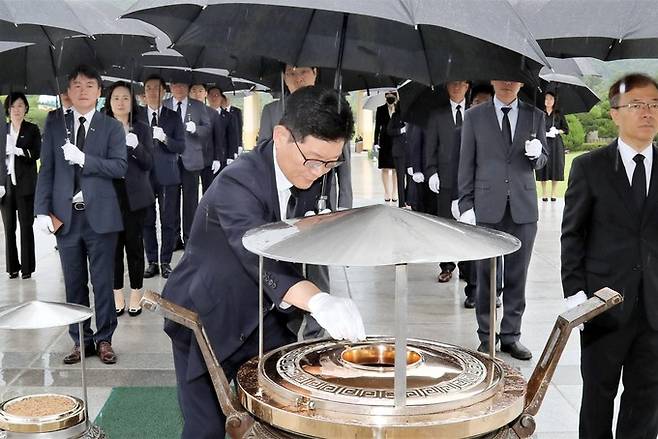 7일 오전 국립대전현충원을 방문하여 분향을 하는 제33대 고광효 관세청장