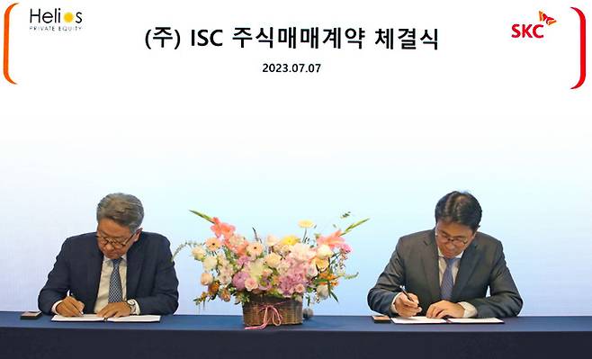 SKC는 반도체 테스트용 솔루션 기업 ISC를 인수한다고 7일 밝혔다. 이날 열린 주식매매계약 체결식에서 박원철 SKC 사장(오른쪽)과 현 ISC 최대주주인 헬리오스PE의 전제모 대표가 계약서에 서명을 하고 있다. SKC 제공