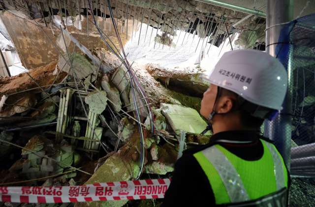 5월 2일 오후 인천시 서구 검단신도시 모 아파트 신축 공사장에서 국토교통부 사고조사관이 현장 점검을 하고 있다. 연합뉴스