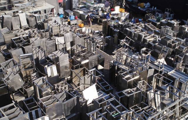 폐업으로 중고시장에 나온 식당 주방용품. 연합뉴스