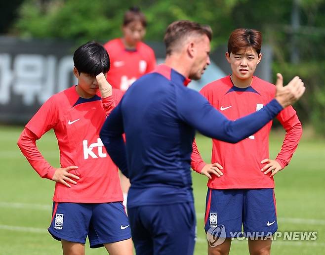 벨 감독 설명 듣는 지소연과 배예빈 (파주=연합뉴스) 김도훈 기자 = 2023 국제축구연맹(FIFA) 호주·뉴질랜드 월드컵에 출전하는 여자 축구 대표팀 지소연(왼쪽)과 배예빈이 7일 오전 경기도 파주 국가대표팀트레이닝센터(NFC)에서 실시된 훈련에서 콜린 벨 감독의 설명을 듣고 있다.
    대표팀은 8일 서울월드컵경기장에서 '가상 콜롬비아' 아이티를 상대로 국내 마지막 평가전을 치른 뒤 10일 호주로 출국한다. 조별리그 H조에 속한 한국은 25일 콜롬비아, 30일 모로코, 내달 3일 독일과 결전을 치른다. 2023.7.7 superdoo82@yna.co.kr