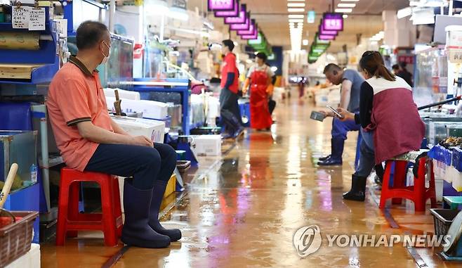 수산시장 상인들 '손님 기다리며' (서울=연합뉴스) 서대연 기자 = 국제원자력기구(IAEA)가 후쿠시마 오염수 해양 방류 계획이 국제안전기준에 부합한다는 보고서를 발표한 다음날인 5일 오후 서울 동작구 노량진수산시장에서 상인들이 손님을 기다리며 휴식하고 있다. 
    우리 정부는 이날 IAEA의 보고서를 존중한다고 밝히면서, 이와 별도로 2021년 8월부터 한국원자력안전기술원(KINS) 주도로 오염수 방류의 안전성을 점검하고 있으며, 종합적인 분석 결과를 담은 보고서 발표를 준비하고 있다고 밝혔다. 2023.7.5 dwise@yna.co.kr