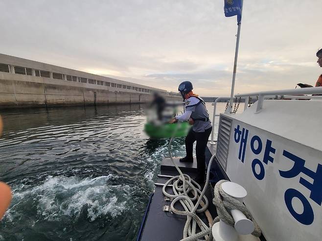 해경 구조정에 예인되는 모터보트 [포항해양경찰서 제공. 재판매 및 DB 금지]