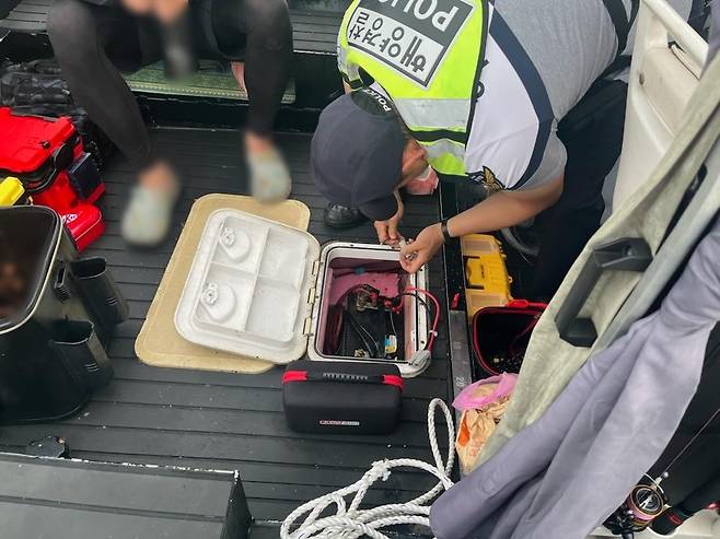 수리 중인 모터보트 [포항해양경찰서 제공. 재판매 및 DB 금지]