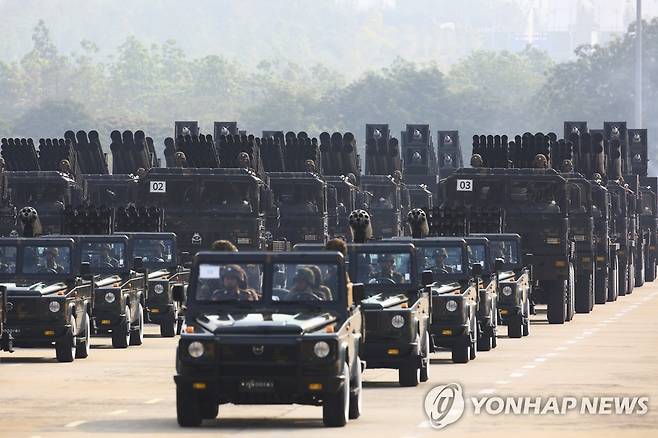 쿠데타로 정권을 뺏은 미얀마 군부가 78회 군인의 날에 열병식을 하고 있다. [AP 연합뉴스 자료 사진. 재판매 및 DB 금지]