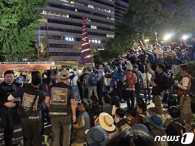 7일 오후 서울 중구 파이낸스빌딩 앞에서 열린 비정규직이제그만공동투쟁 집회 참가자들이 경찰과  대치하고 있다. 23.07.07/뉴스1 ⓒ 뉴스1 이기범 기자