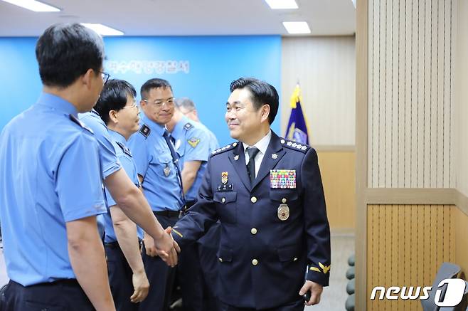 고민관 신임 전남 여수해양경찰서장이 7일 취임식을 갖고 직원들과 인사를 나누고 있다.(여수해경 제공)2023.7.8/뉴스1