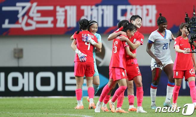 8일 서울 마포구 상암동 서울월드컵경기장에서 열린 대한민국 여자축구 대표팀과 아이티의 평가전에서 2 대 1로 승리한 대한민국 선수들이 기뻐하고 있다. 2023.7.8/뉴스1 ⓒ News1 허경 기자