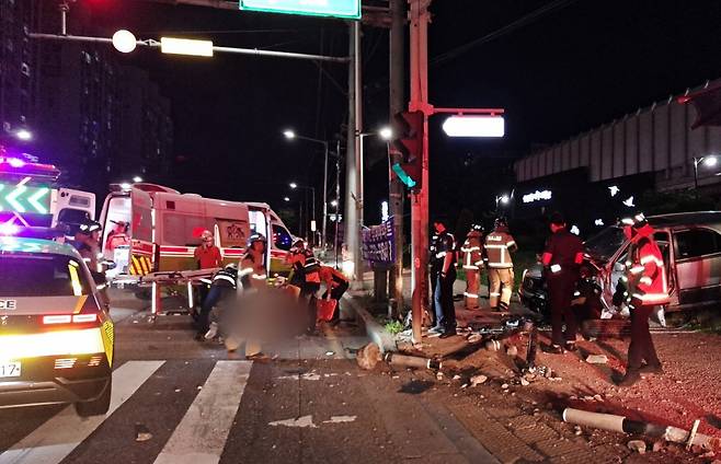 7일 오후 9시 15분경 인천시 남동구 소래포구사거리 인근 도로에서 40대 남성 A 씨가 몰던 스포츠유틸리티차량(SUV)이 인도를 걷고 있던 40대 B 씨를 치었다. 소방과 경찰관들이 사고 수습을 하고 있다. (인천소방본부 제공) 뉴스1