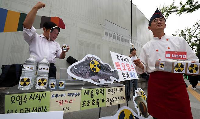 예술공동체 마루 회원들이 ‘일본 방사성 오염수 해양 투기 저지 4차 전국 행동의 날’ 집회가 열린 서울 광화문 열린시민마당 앞에서 핵오염수 해양투기를 비판하는 내용의 행위극을 하고 있다. 김정효 기자