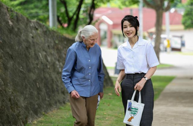 윤석열 대통령 부인 김건희 여사가 7일 서울 용산어린이정원에서 세계적인 영장류학자이자 환경운동가인 제인 구달 박사와 산책하며 대화하고 있다. 대통령실 제공