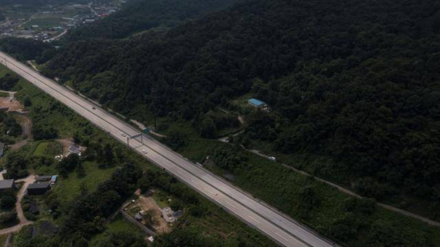 더불어민주당이 서울-양평 고속도로 노선 변경과 관련해 윤석열 대통령 부인 김건희 여사 일가가 소유한 것으로 알려진 경기 양평군 강상면 인근 부지 전경. 양평=하상윤 기자