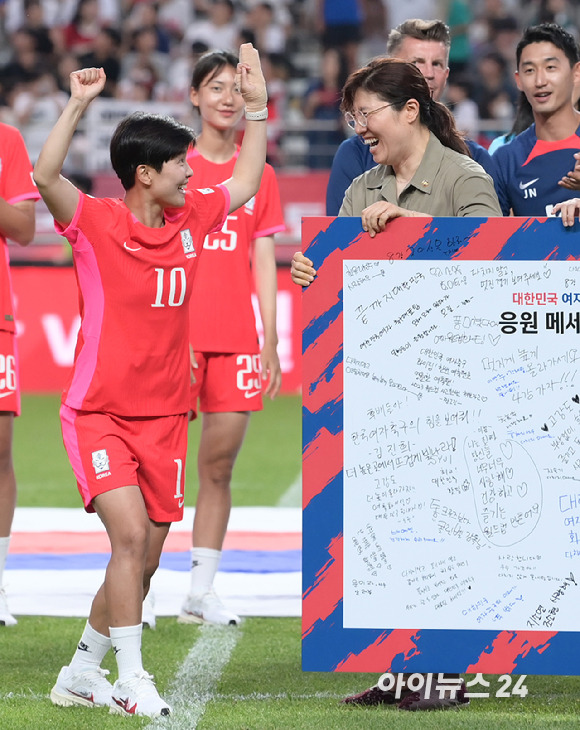 8일 오후 서울월드컵경기장에서 대한민국 여자 축구대표팀의 월드컵 출정식이 펼쳐졌다. 지소연과 장미란 문화체육관광부 2차관이 인사를 나누고 있다. [사진=정소희 기자]