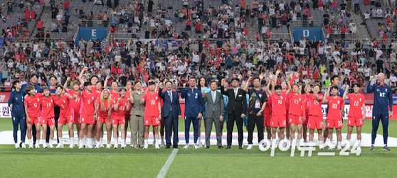 8일 오후 서울월드컵경기장에서 대한민국 여자 축구대표팀의 월드컵 출정식이 펼쳐졌다. 선수들과 코칭스텝, 관계자들이 기념촬영을 하고 있다. [사진=정소희 기자]