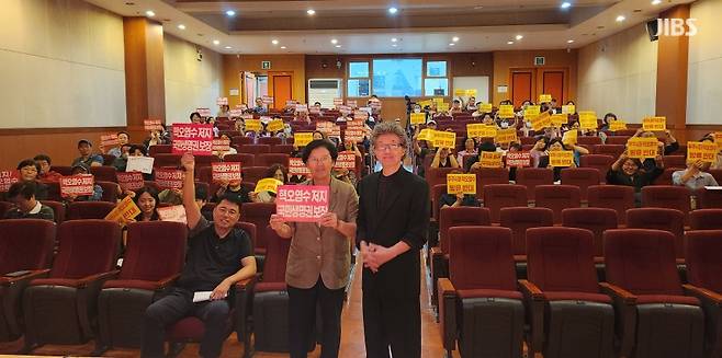 오늘(8일) 제주한라대학교 한라아트홀에서 열린 서균렬 교수 대중강연. 사진은 강연 마무리 후 기념촬영. (사진, 신동원 기자)