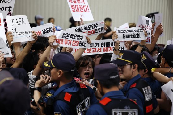 라파엘 그로시 국제원자력기구(IAEA) 사무총장이 입국했던 7일 김포공항 국제선 입국장 인근에서 시민단체가 그로시 사무총장의 방한을 반대하는 모습. 연합뉴스.