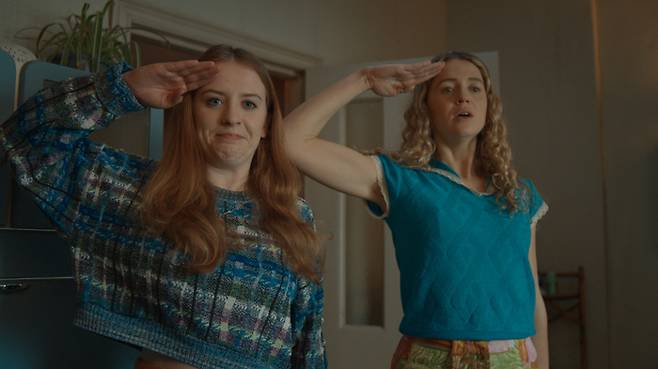 디즈니플러스 <나만 빼고 초능력>의 한 장면. 제니퍼(머레이드 타이어스)와 친구 캐리(소피아 옥세넘)는 함께 산다. 월트디즈니 컴퍼니 코리아 제공.