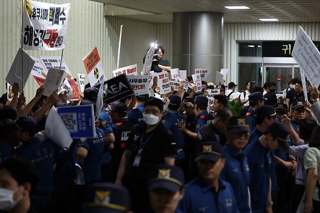 라파엘 그로시 국제원자력기구(IAEA) 사무총장의 입국이 예정된 7일 김포공항 국제선 입국장 인근에서 시민단체가 그로시 사무총장의 방한을 반대하는 손 피켓을 들고 있다. 연합뉴스