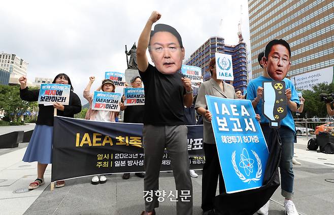 일본방사성오염수해양투기저지공동행동 소속 활동가들이 국제원자력기구(IAEA)가 일본을 방문해 후쿠시마 오염수 투기 계획이 IAEA의 안전기준에 부합한다는 최종 보고서를 발표한 다음날인 지난 5일 서울 종로구 광화문광장에서 IAEA 최종보고서 발표 대응 기자회견을 하고 있다. 권도현 기자