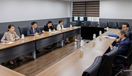 International Atomic Energy Agency (IAEA) chief Rafael Mariano Grossi meets with Yoo Guk-hee, head of the Nuclear Safety and Security Commission (NSSC), at the government complex in Seoul on Saturday. [NSSC]