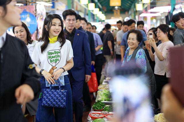 김건희 여사는 지난 7월 3일 강릉 경포해변에서 환경 정화 봉사활동을 하는 자리에 참석할 때도 로사케이 가방을 착용했다.