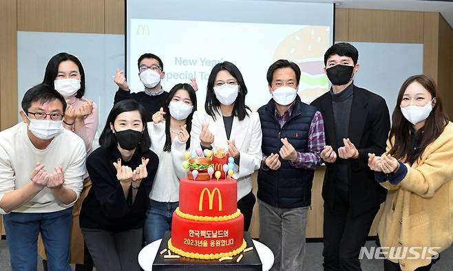 [서울=뉴시스]한국맥도날드 김기원 대표(가운데)와 임직원들이 지난 4일 본사에서 열린 새해맞이 사내 타운홀 행사에서 기념사진 촬영을 진행하고 있다.(사진=한국맥도날드 제공)