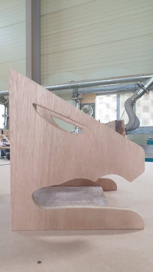 옆면을 늑대 머리 모양으로 한 노트북 거치대