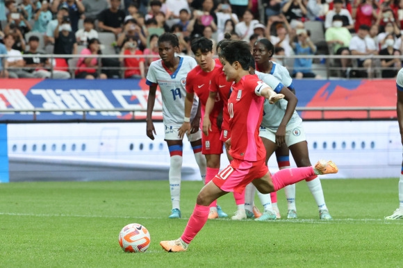 한국 여자 축구대표팀의 주장 지소연이  8일 서울월드컵경기장에서 열린 아이티와의 평가전에서 페널티킥 동점 골을 성공시키고 있다.  연합뉴스