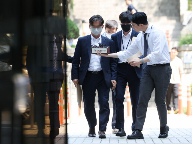 정당법 위반 등 혐의로 구속영장이 청구된 더불어민주당 송영길 전 대표의 전 보좌관 박용수씨가 3일 서울중앙지법에서 열리는 영장실질심사에 출석하고 있다. 연합뉴스