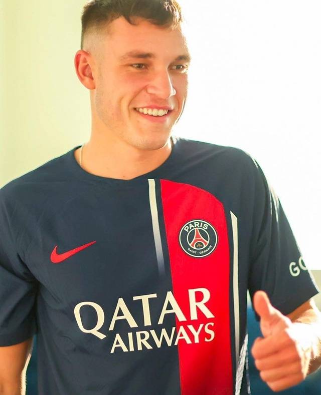 PSG 유니폼을 입은 마누엘 우가르테. /사진=PSG SNS