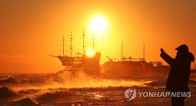 구름 뚫고 높은 파도 헤치고 (강릉=연합뉴스) 일출 명소인 강원 강릉시 강동면 정동진 해변에서 해가 짙은 구름과 높은 파도를 뚫고 솟아오르고 있다. [연합뉴스 자료사진]