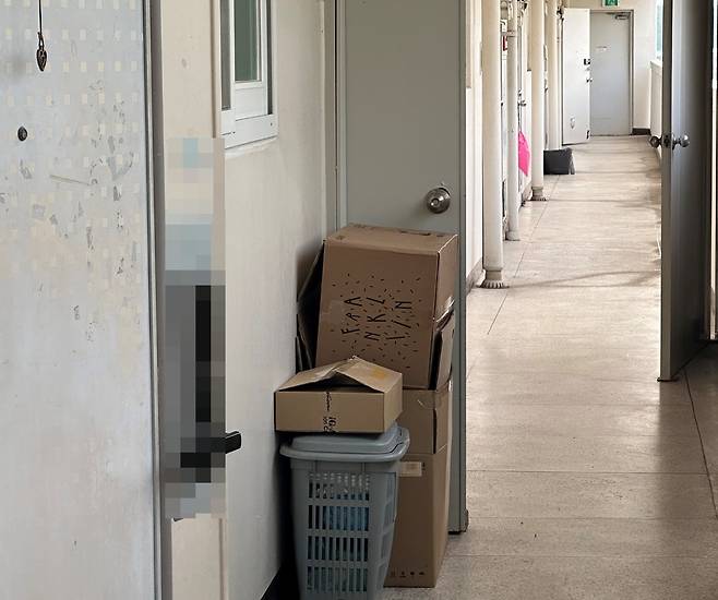 서울의 한 아파트에서 개인이 무단으로 쌓아둔 물건들 [촬영 조서연]