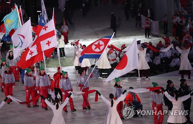 폐막식장으로 들어서는 인공기 2018년 3월 강원도 평창 올림픽스타디움에서 열린 평창동계패럴림픽 폐막식에서 북한 인공기가 들어서는 모습. [연합뉴스 자료사진} photo@yna.co.kr