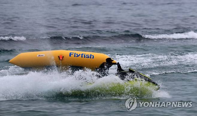 "여름을 즐기자" (속초=연합뉴스) 이종건 기자 = 8일 개장한 강원 속초해수욕장에서 피서객을 태운 물놀이 기구가 바다 위를 질주하고 있다.
    2023.7.8 momo@yna.co.kr