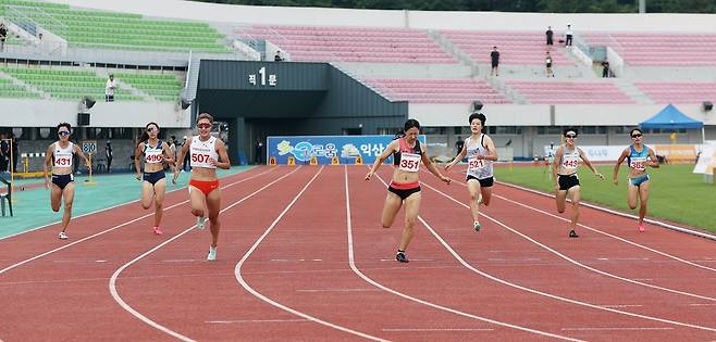 신현진, 여자 일반부 200ｍ 우승 (서울=연합뉴스) 신현진(507번)이 8일 전라북도 익산종합운동장에서 열린 제52회 전국종별육상경기선수권대회 여자 200ｍ 일반부 결선에서 가장 먼저 결승선을 통과하고 있다. [대한육상연맹 제공. 재판매 및 DB금지]