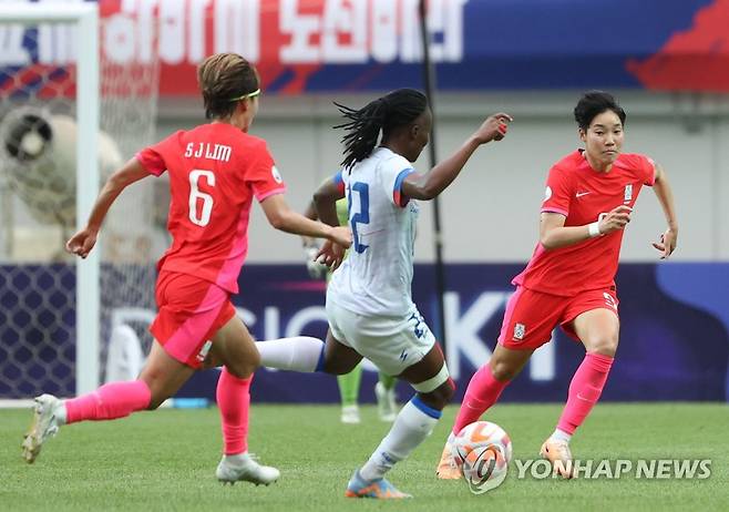 경합하는 이금민 (서울=연합뉴스) 김성민 기자 = 8일 오후 서울월드컵경기장에서 열린 여자 축구대표팀의 평가전 한국 대 아이티 경기. 한국 이금민이 상대와 볼 경합을 하고 있다. 2023.7.8 ksm7976@yna.co.kr