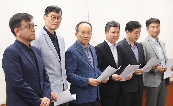 추경호 부총리 겸 기획재정부 장관(왼쪽 세번째)이 9일 서울 중구 은행연합회관에서 확대 거시경제·금융현안 간담회를 주재하고 있다. 간담회에서 최근 새마을금고 관련 건전성 및 유동성을 점검했다. (사진 = 기재부)