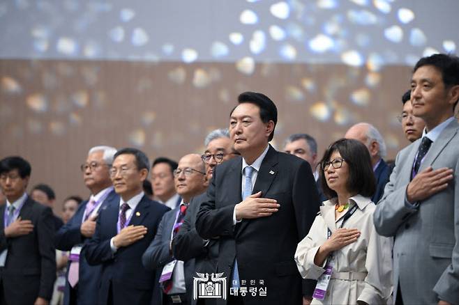 ‘1회 세계한인과학기술인대회’에 참석한 김영기 교수가 윤석열 대통령 윤석열 대통령 옆에서 국민의례를 하고 있다.(사진=대통령실)