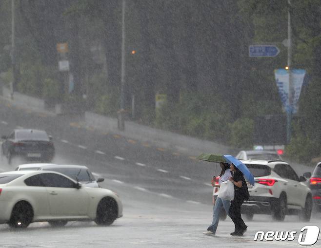 전북 전주시 백제대로에서 우산을 쓴 시민들이 발걸음을 재촉하고 있다. 2023.7.7/뉴스1 ⓒ News1 유경석 기자