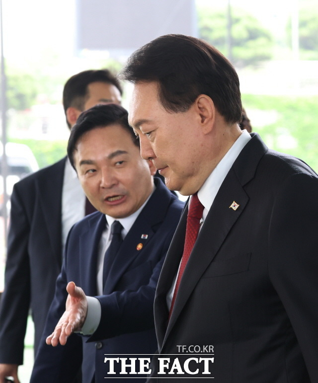 대통령실은 '양평 고속도로 사업' 백지화 논란에 대해 "국토교통부가 알아서 해야 할 문제"라고 밝혔다. 지난 6월 30일 경기도 고양 어울림누리 별무리경기장에서 열린 대곡-소사 복선전철 개통 기념식을 마친 뒤 원희룡 국토교통부 장관과 대화하고 있는 윤석열 대통령. /뉴시스