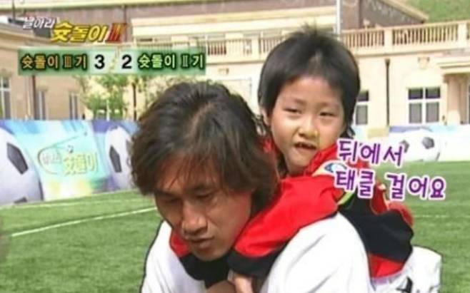 2007년 방송된 ‘날아라 슛돌이’에서 이강인이 유상철 당시 슛돌이 감독 등에 업혀 있다./KBS