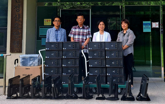 충남교육청 재무과 직원들이 예산정신요양원을 방문해 중고컴퓨터와 모니터를 기증하고 있다.