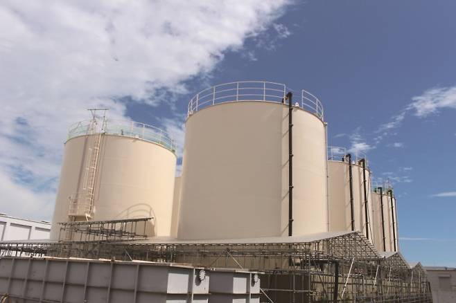 후쿠시마 원전 내 쌓여있는 오염수 처리수 시료 저장탱크. 도쿄전력