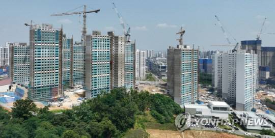 GS건설이 전면 재시공 계획을 밝혔던 주차장 붕괴사고가 난 아파트 단지 모습. 사진 연합뉴스