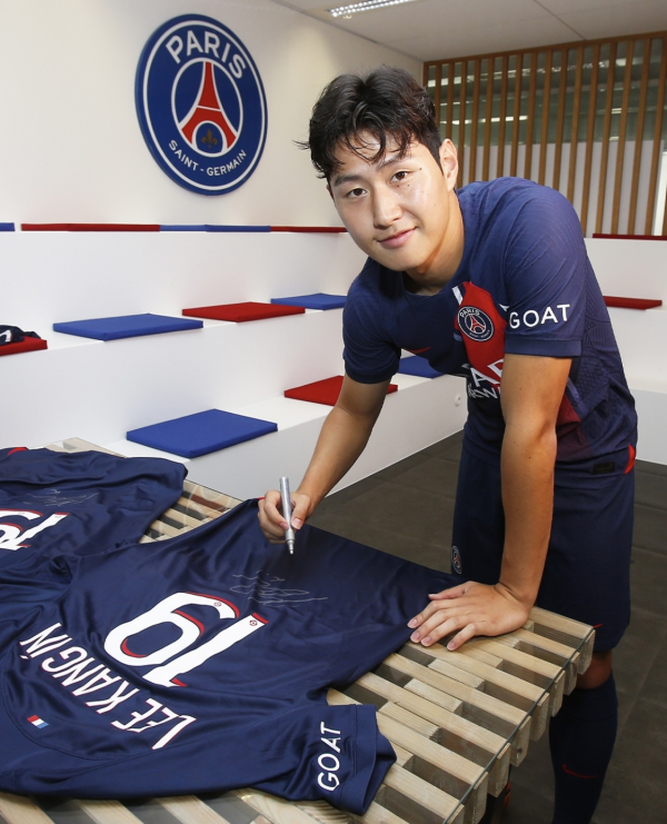 본인의 이름이 새겨진 PSG 19번 유니폼에 사인하고 있는 이강인.(사진=PSG SNS)